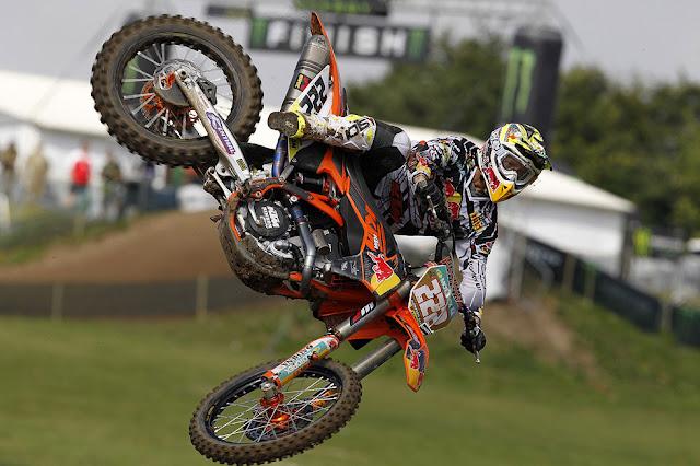 Nome:   tony-cairoli-world-champion-mx1-2012-L-M2yrWa.jpeg
Visite:  199
Grandezza:  44.9 KB