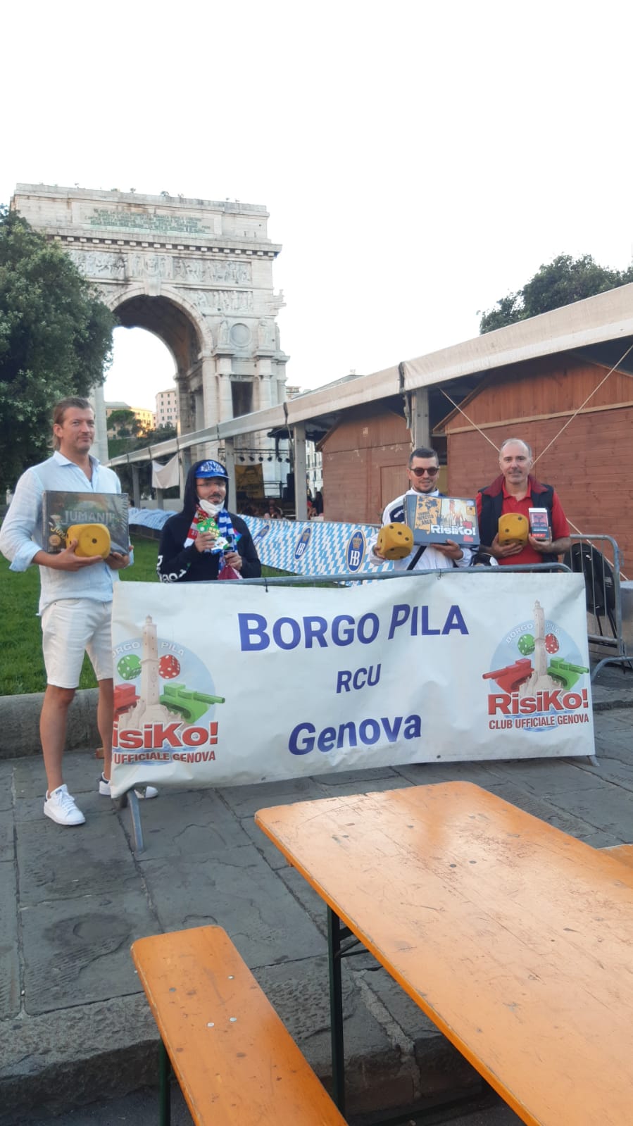 Nome:   I vincitori dei tavoli.jpg
Visite:  335
Grandezza:  150.7 KB