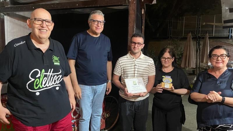 Nome:   famiglia con carro e targa.jpg
Visite:  133
Grandezza:  59.5 KB