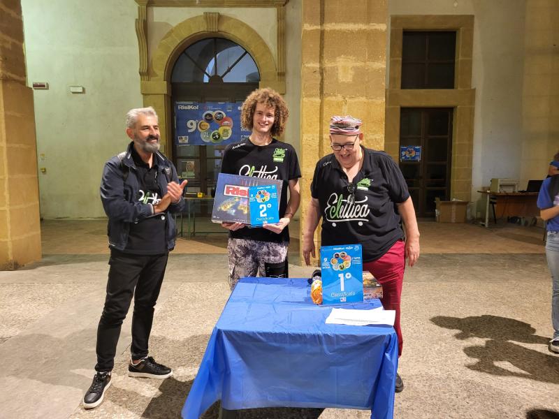 Nome:   premiaziione andrea con michele.jpg
Visite:  135
Grandezza:  78.0 KB