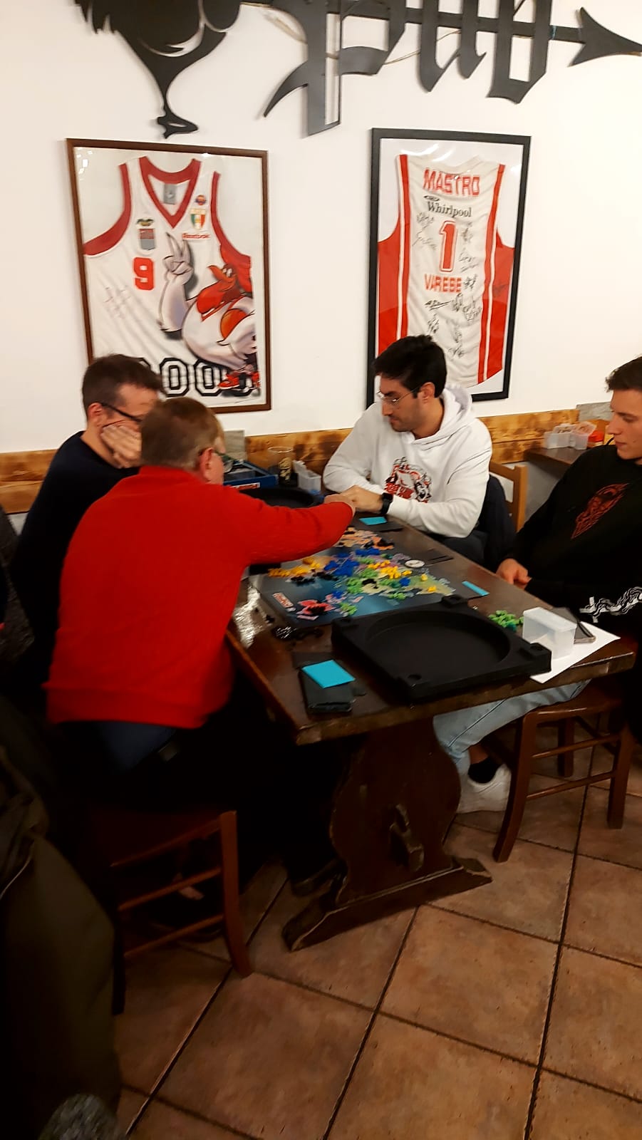 Nome:   Amichevole Tavolo4.jpg
Visite:  121
Grandezza:  129.2 KB