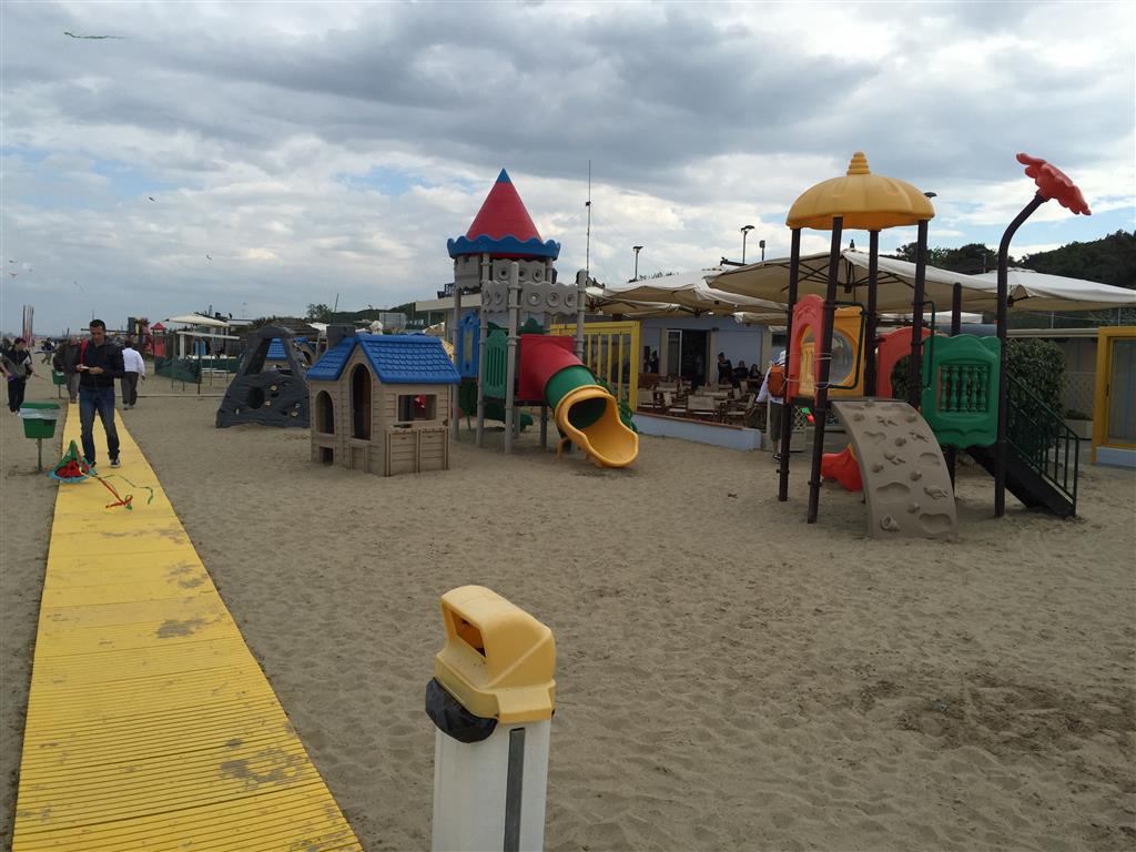 Nome:   aquiloni in spiaggia (8) (Medium).JPG
Visite:  292
Grandezza:  118.0 KB